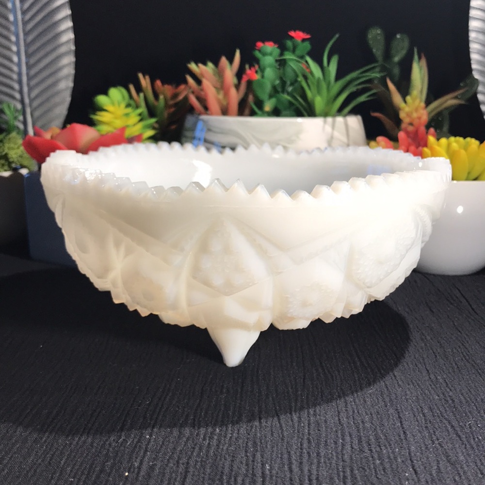 Vintage McKee Glass Pressed TOLTEC Milk Opaque Bowl 3-toed/foot scalloped Bowl